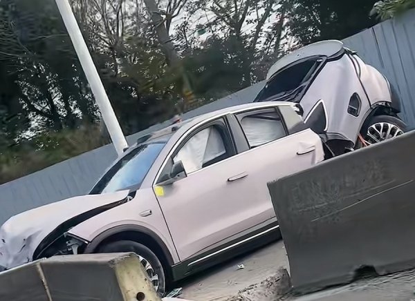 正规炒股配资 惨烈！轿车突然变道，撞至车身断裂