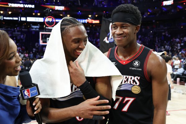 炒股配资查询之家 打铁兄弟！马克西上半场13中3得9分3板4助 埃奇库姆13中4得8分5板